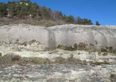 Barre des Cevennes - Les barres de grès, horizontales, reposent sur les schistes altérés, couleur lie-de-vin.