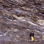 Zone de schiste déformé riche en amas de quartz blanc.