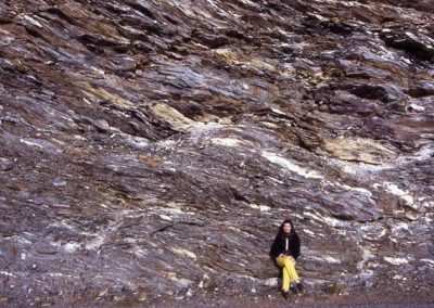 Zone de schiste déformé riche en amas de quartz blanc.