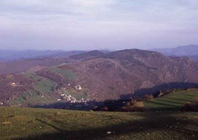 Vue sur les crêtes et vallées creusées par l’érosion du schiste.