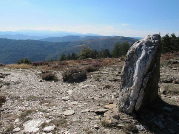 Menhir à Claroudens le long de la voie royale vers Saint-Martin-de-Lansuscle