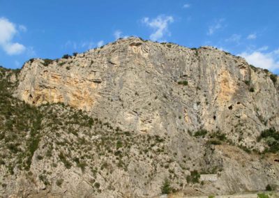 Les falaises de calcaire plissées d'Anduze