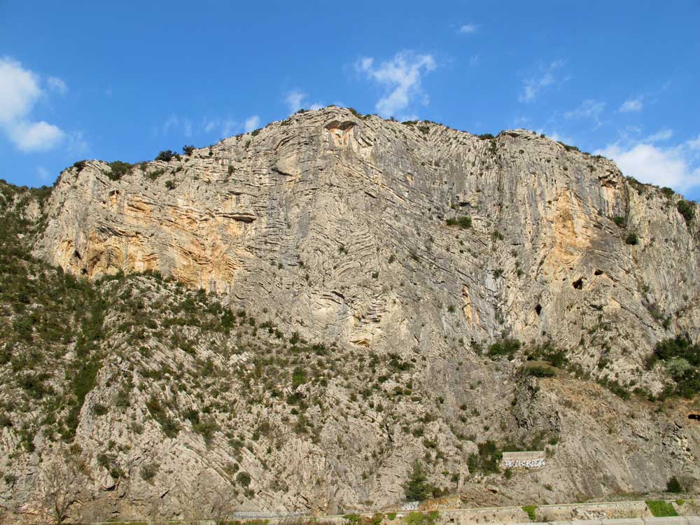 Les falaises de calcaire plissées d'Anduze