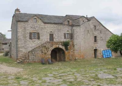 Architecture rurale en calcaires des causses au hameau des Boissets