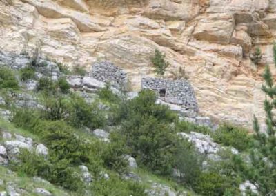 Ruine au milieu du calcaire sur le sentier de Sainte-Énimie aux Boissets