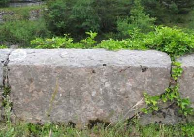 Parapet en pierre calcaire à Sainte-Énimie sur l'ancienne route de Meyrueis à Mende