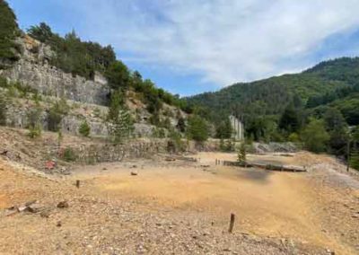 Ruines de la laverie et haldes le long du Trévezel sur le site minier de Villemagne - Le Roquet