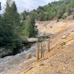 Haldes le long du Trévezel sur le site minier de Villemagne - Le Roquet