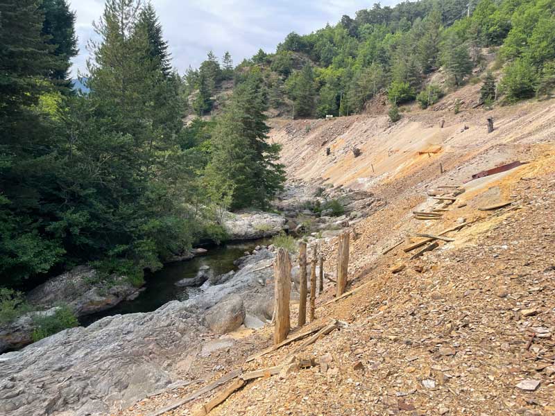 Haldes le long du Trévezel sur le site minier de Villemagne - Le Roquet