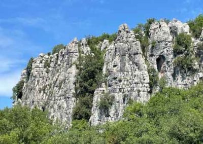 L'abri des Pêcheurs dans la diaclase verticale arborée (Gorges du Chassezac, abri des Pêcheurs)