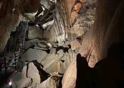 Éboulement et concrétions dans la grotte de Trabuc (Mialet)
