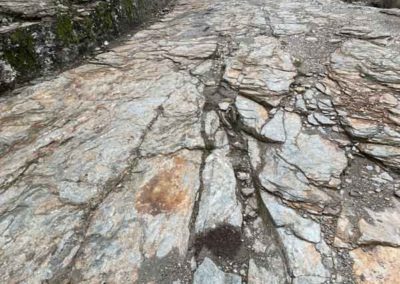 Voie taillée dans le rocher avec caniveau et ornières - Voie royale de Fontmort (Saint-Martin-de-Lansuscle - Saint-Germain-de-Calberte)