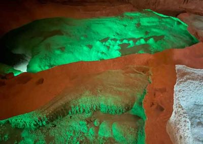 Les bassins illuminés de la grotte de la Cocalière