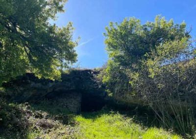 Dans l'entrée de la grotte de Nabrigas sur le Causse Méjean