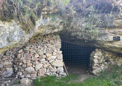 Entrée de la grotte de Nabrigas sur le causse Méjean