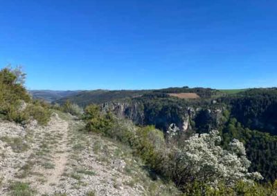 Chemin vers la grotte de Nabrigas le long des gorges de la Jonte